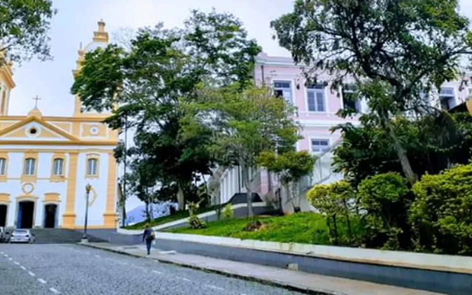 Praça Padre Gomes Leal, no centro de Valença, Rio de Janeiro, com a igreja matriz ao fundo.